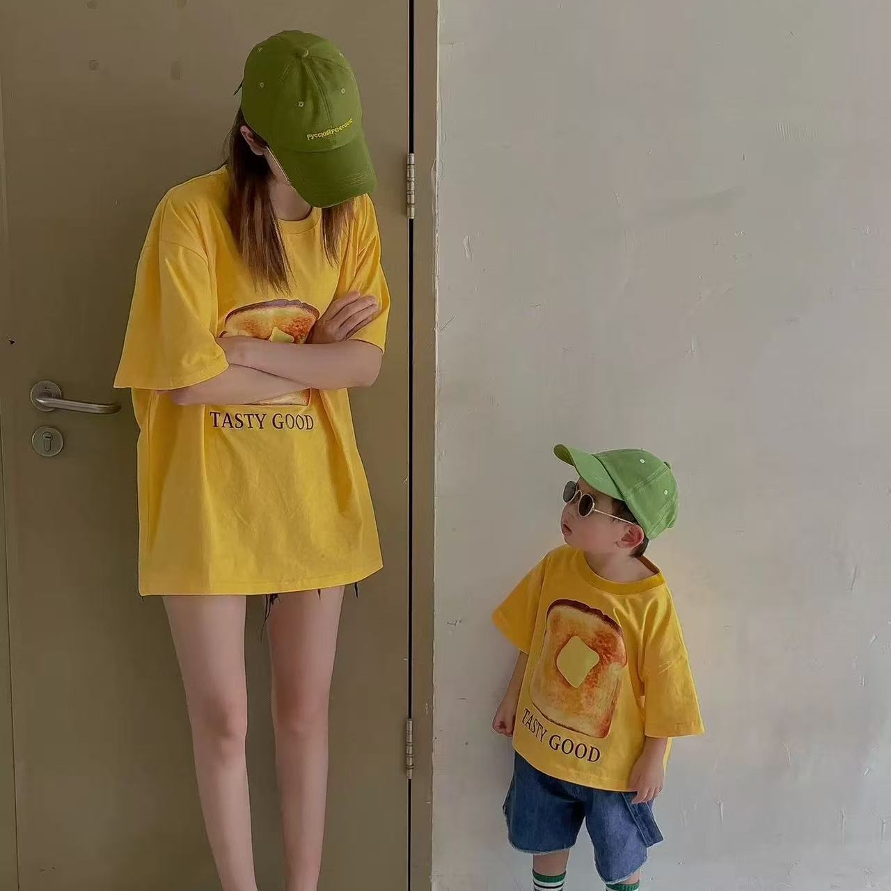 親子ペアルック 遊び心あるプリント カジュアル 母娘Tシャツ