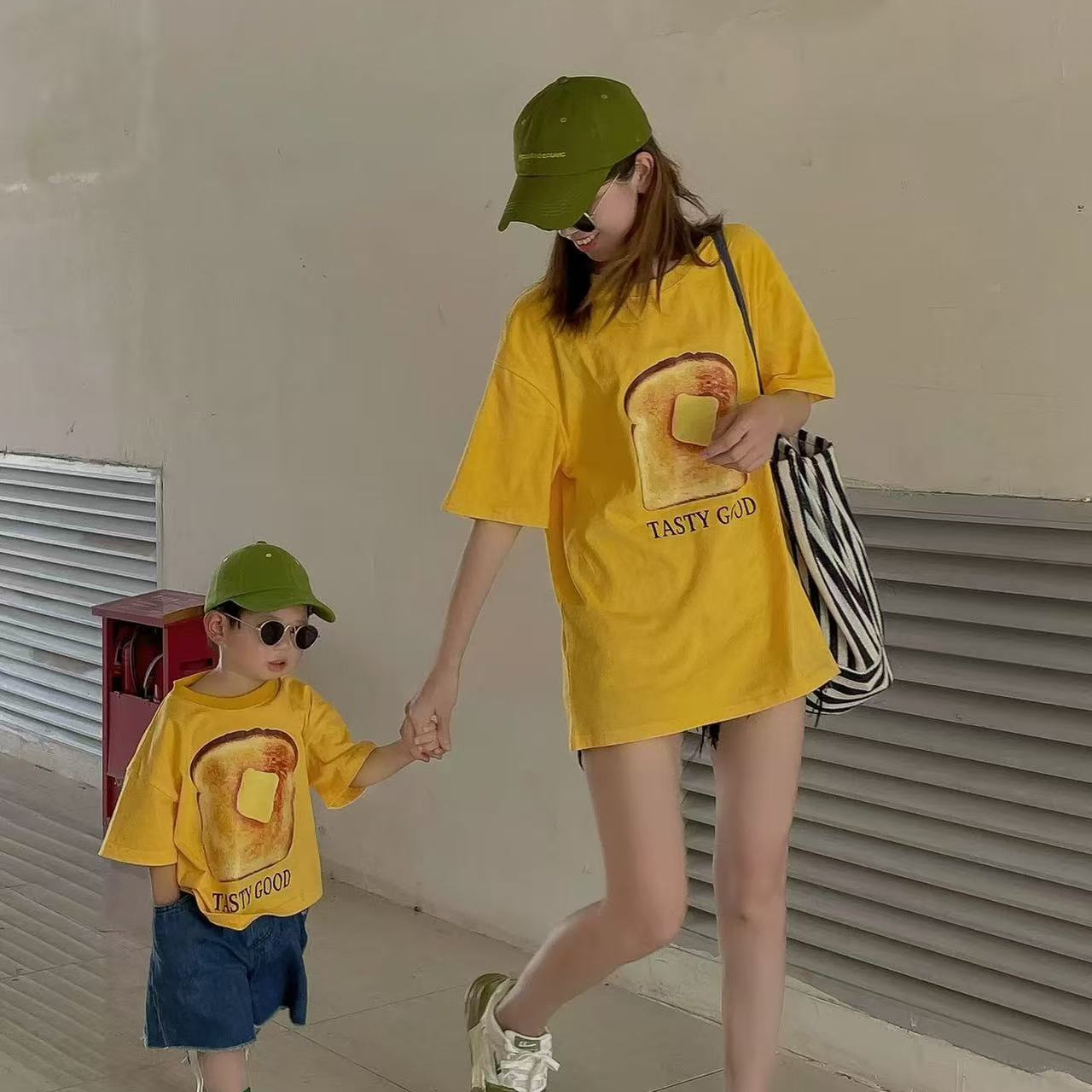 親子ペアルック 遊び心あるプリント カジュアル 母娘Tシャツ