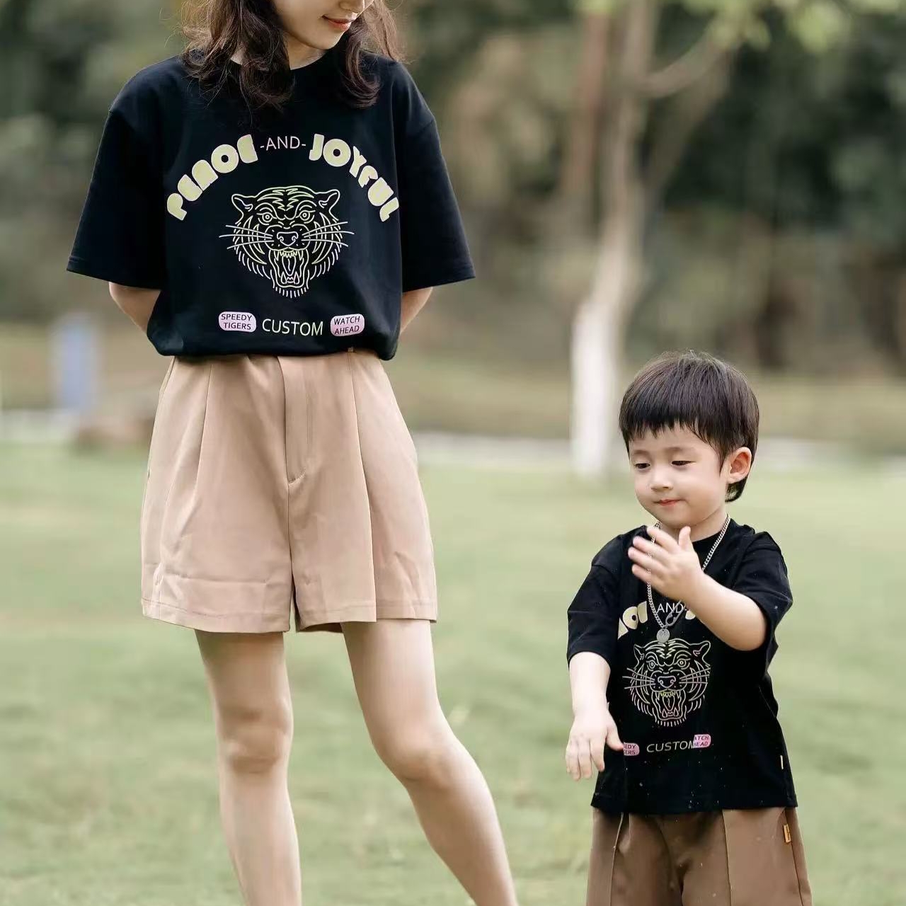 週末の親子コーデにピッタリ！黒虎Tシャツ