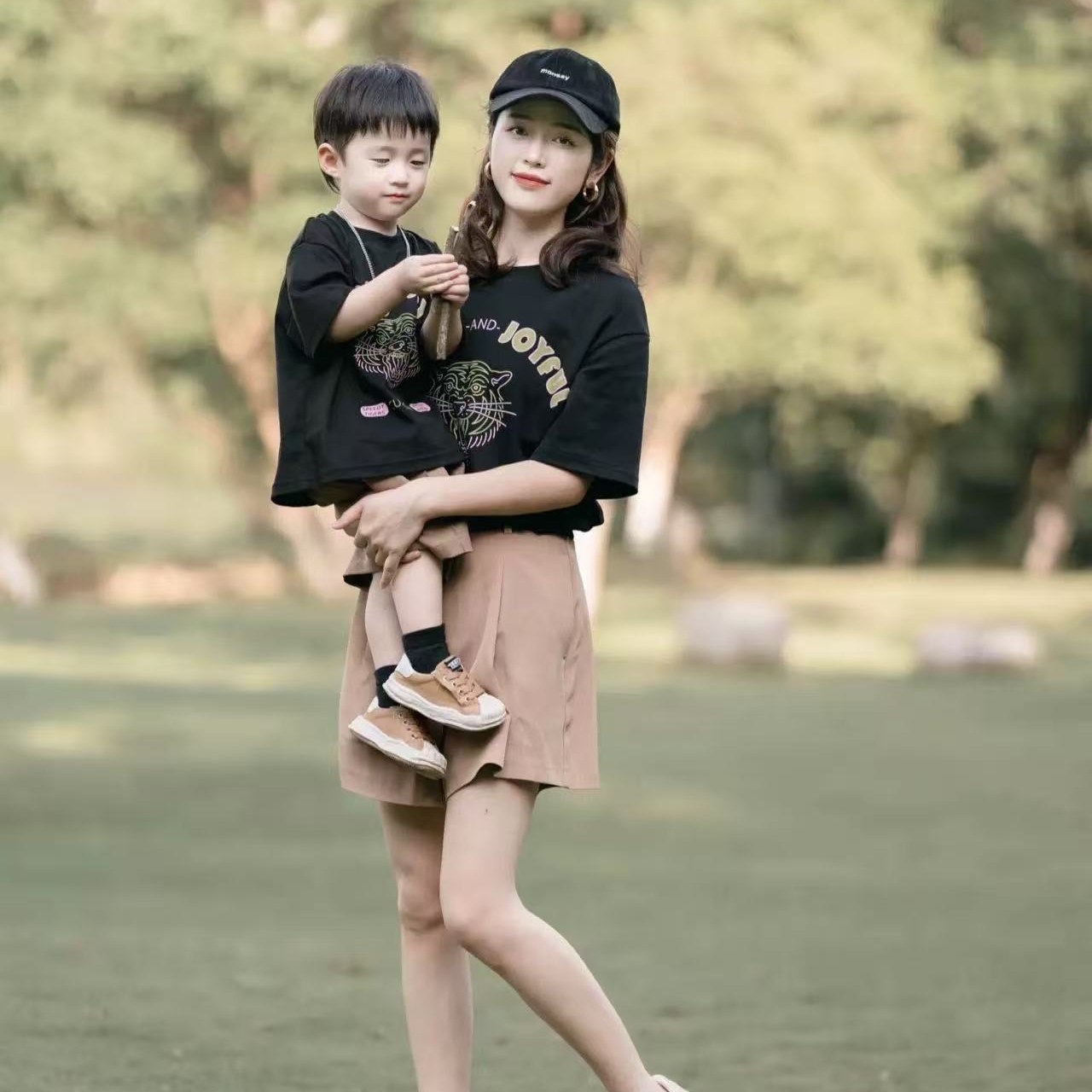 週末の親子コーデにピッタリ！黒虎Tシャツ