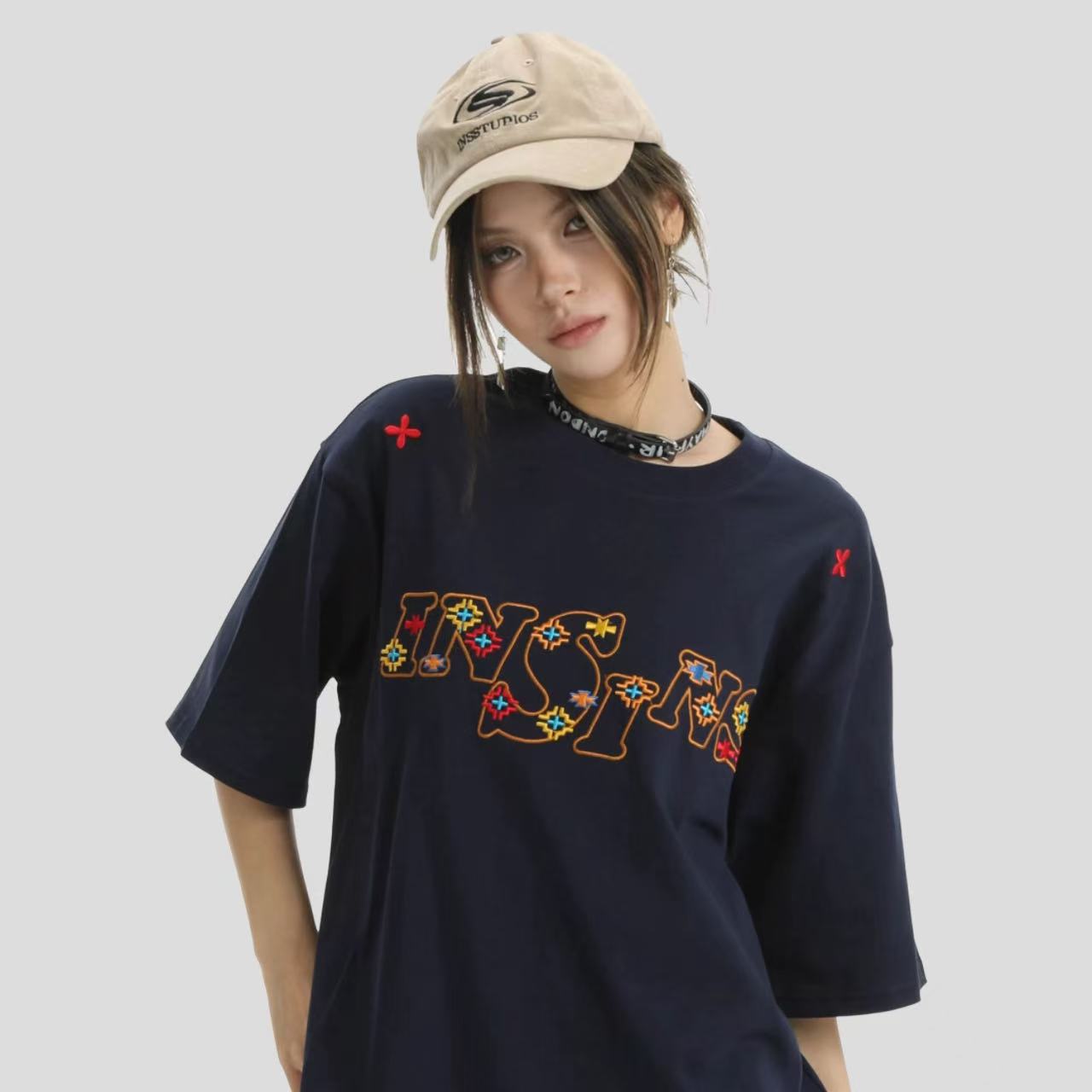 ペアルック 【INSstudios】 ヴィンテージ風 ロゴ刺繍 半袖Tシャツ 幾何学デザイン
