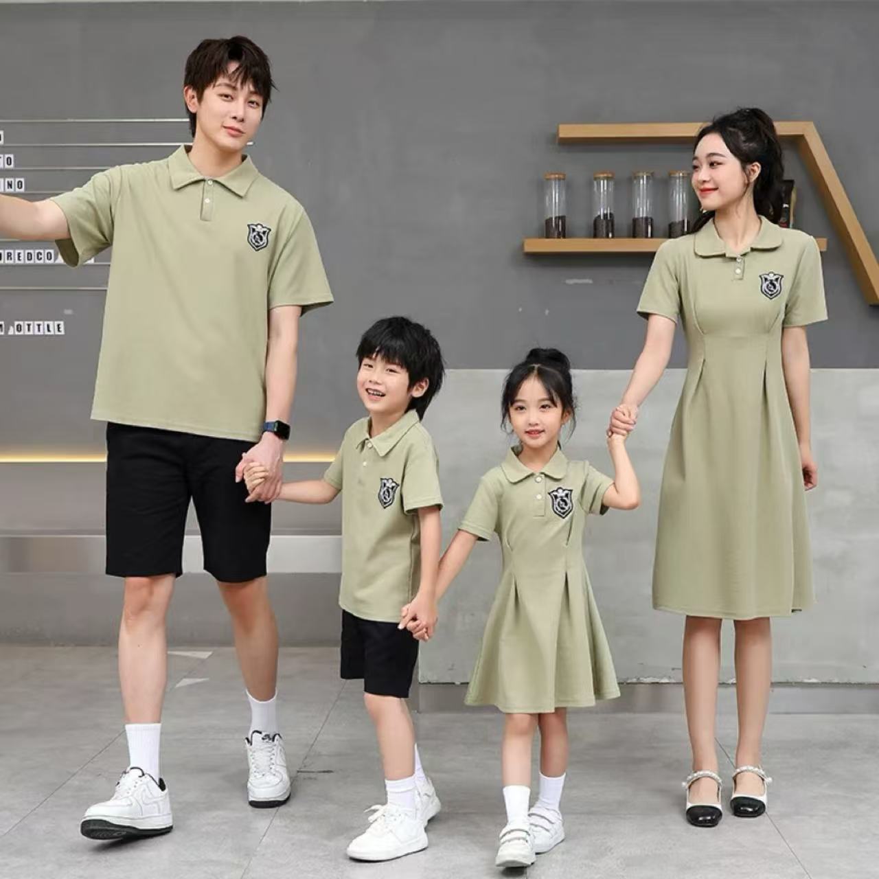 親子ペアルック カーキ×エンブレムで魅せる ポロTシャツ＆ワンピース