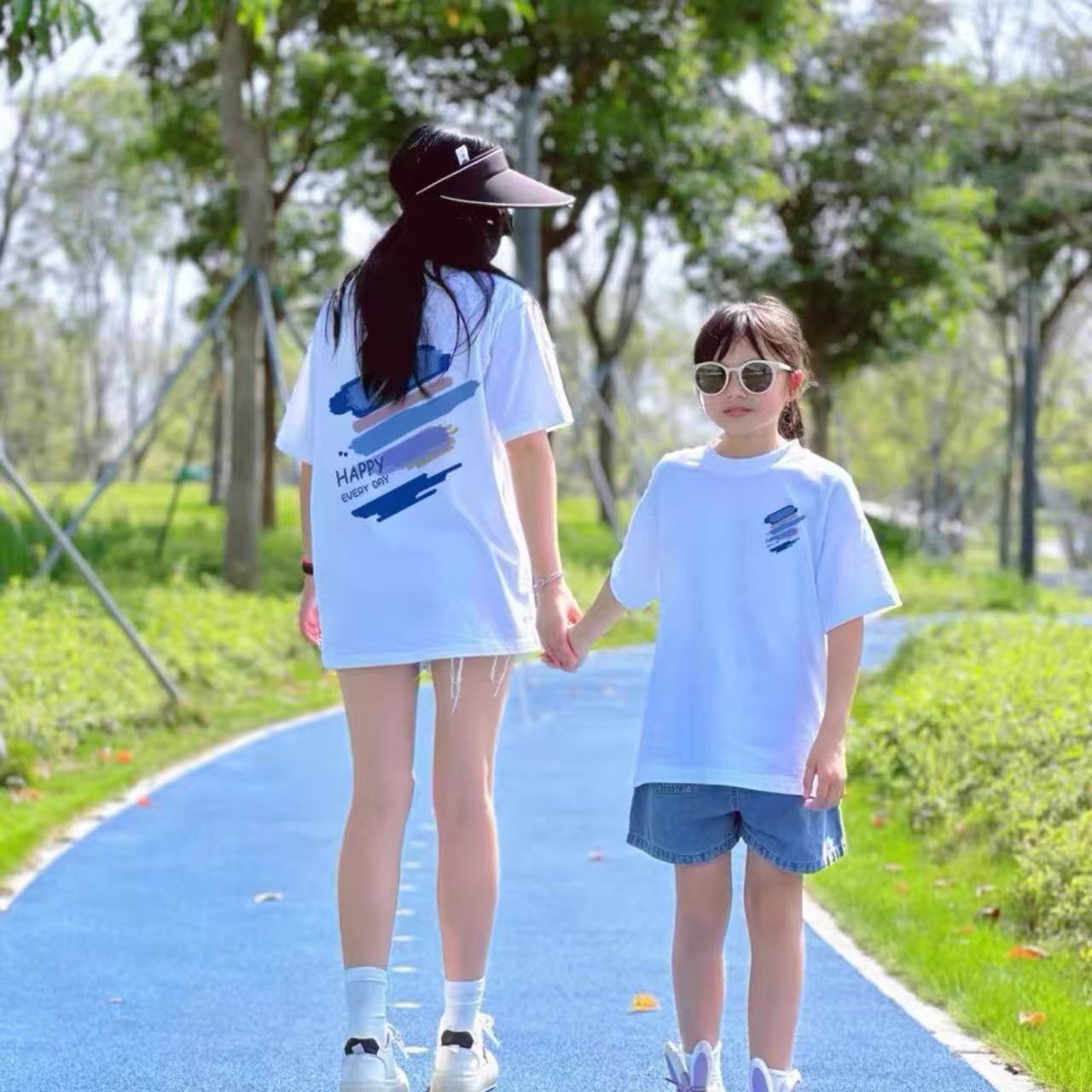 親子ペアルック ハッピーラインが映えるファミリーTシャツ