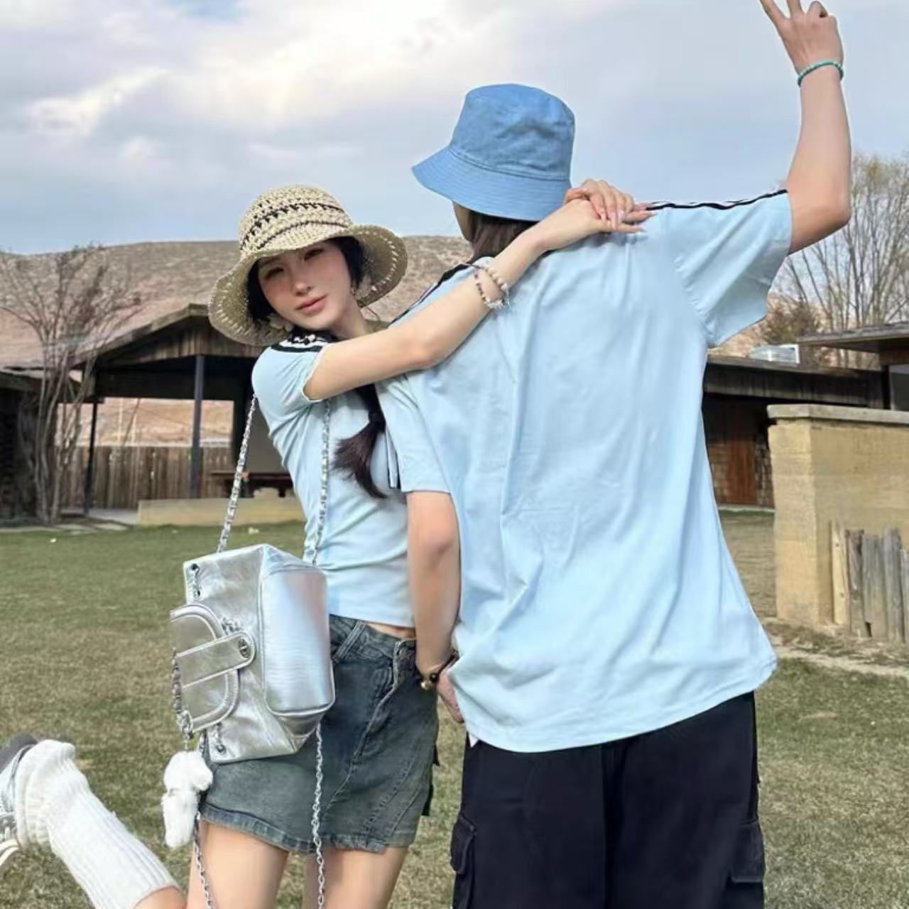 カップルペアルック ライン使いがアクセント ライトブルーTシャツセット