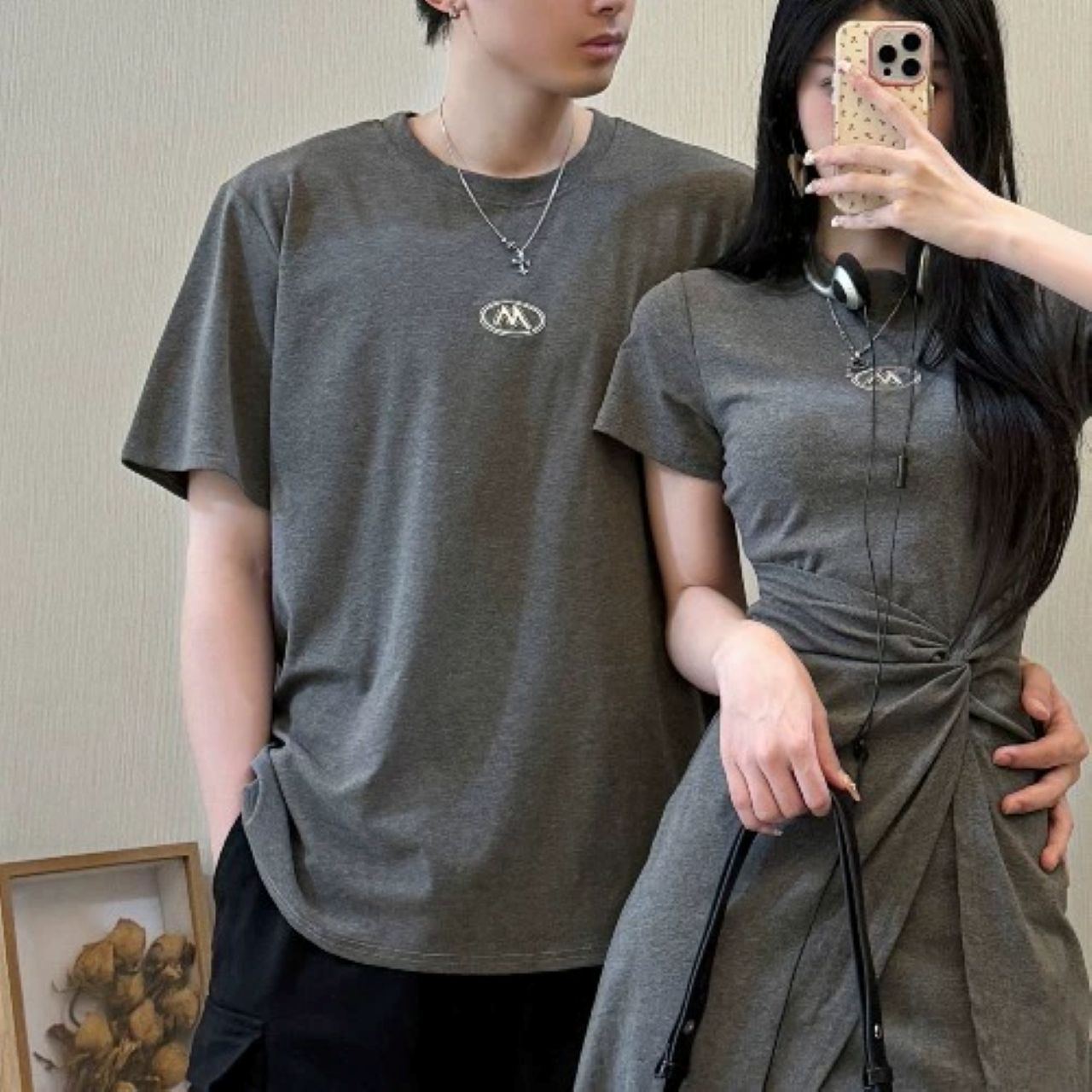 カップルペアルック 大人グレー×Mロゴのリンクコーデ｜スリットワンピース＆Tシャツ