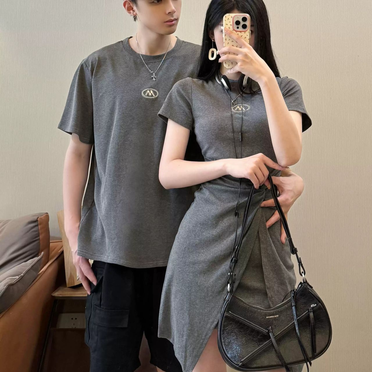 カップルペアルック 大人グレー×Mロゴのリンクコーデ｜スリットワンピース＆Tシャツ
