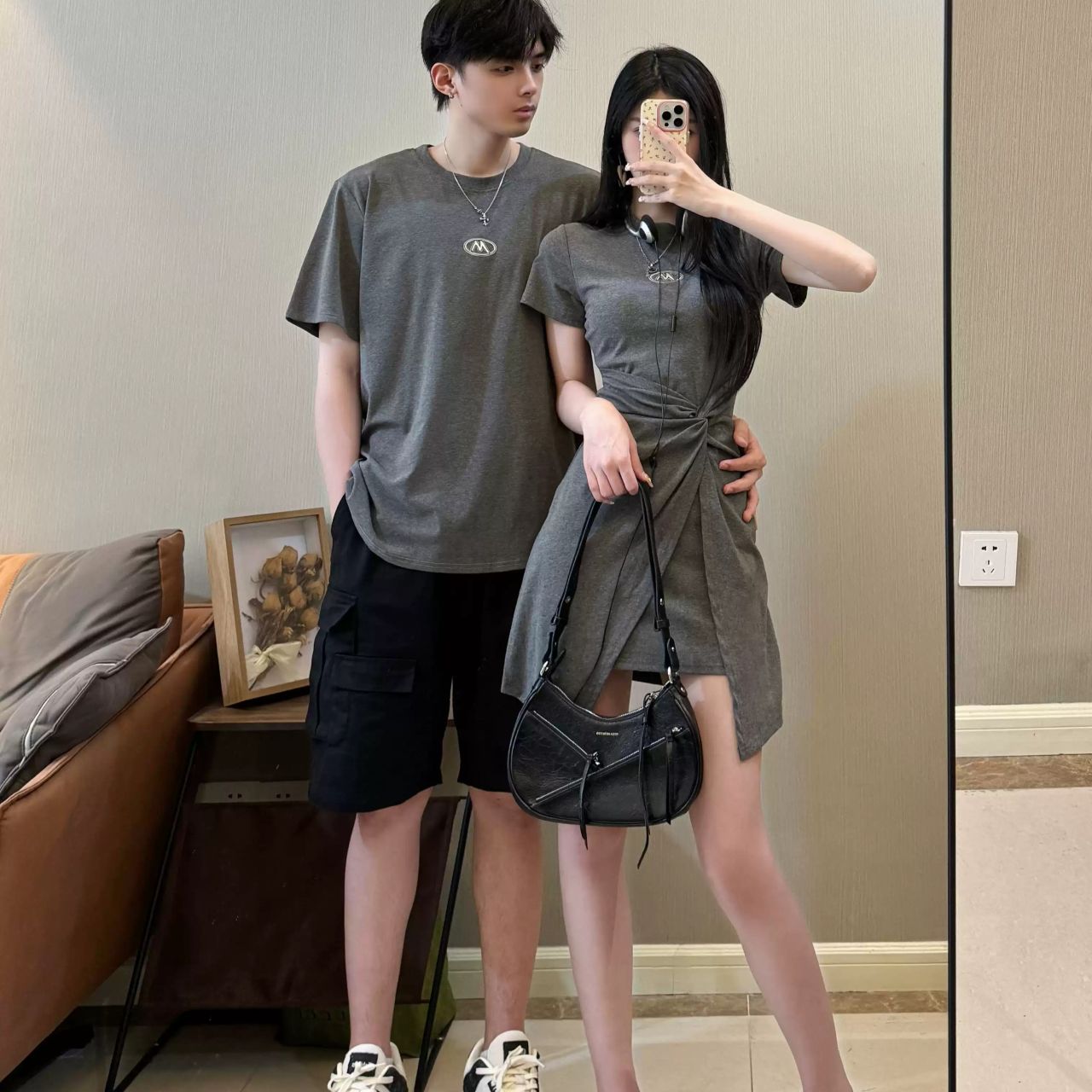 カップルペアルック 大人グレー×Mロゴのリンクコーデ｜スリットワンピース＆Tシャツ