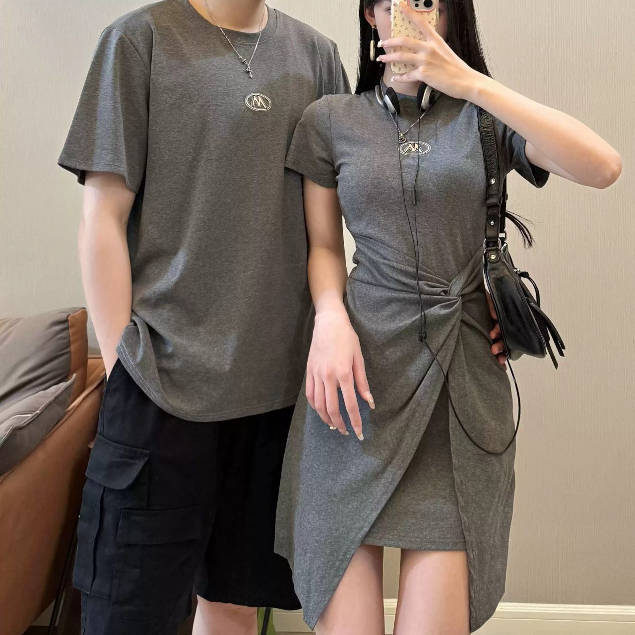 カップルペアルック 大人グレー×Mロゴのリンクコーデ｜スリットワンピース＆Tシャツ