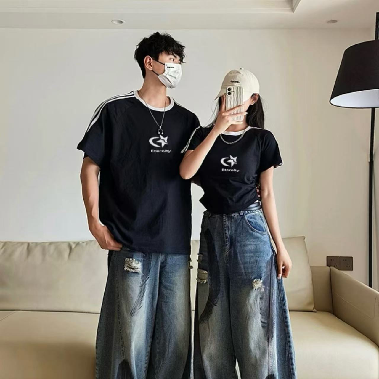 カップルペアルック 上品ライン＆さりげないロゴ刺繍 丈違いTシャツセット