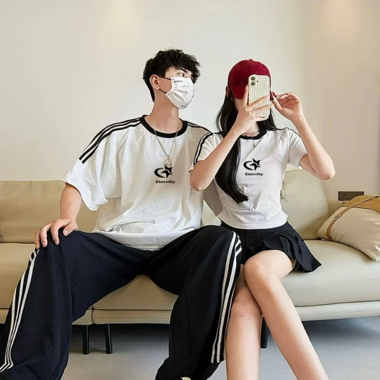 カップルペアルック 上品ライン＆さりげないロゴ刺繍 丈違いTシャツセット