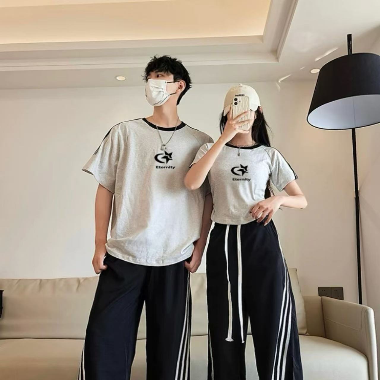 カップルペアルック 上品ライン＆さりげないロゴ刺繍 丈違いTシャツセット