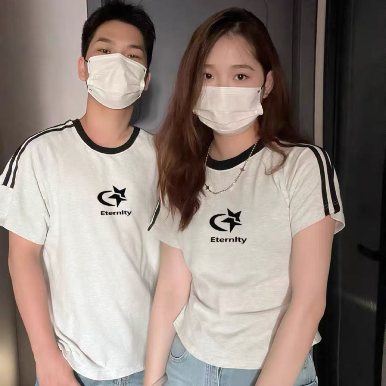 カップルペアルック 上品ライン＆さりげないロゴ刺繍 丈違いTシャツセット