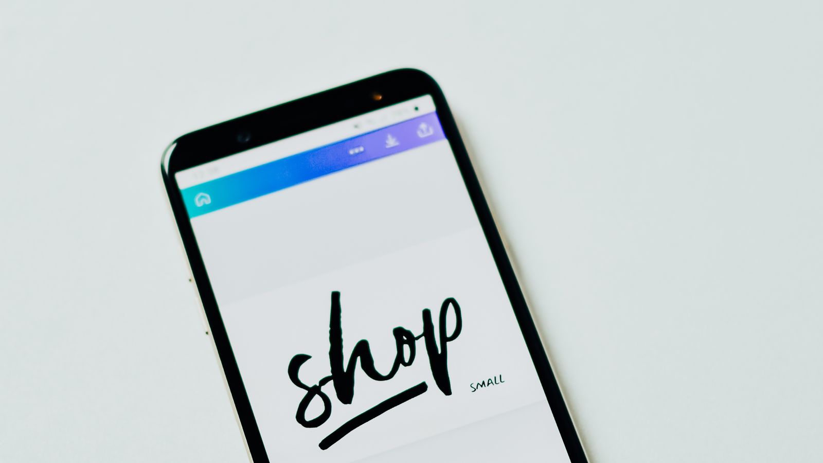 スマートフォンでオンラインショッピングをするイメージ