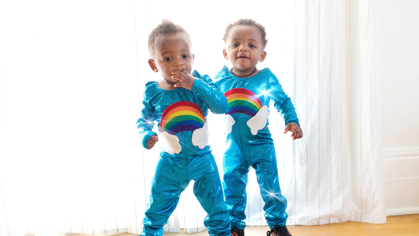 お揃いの服を着た双子コーデの2人