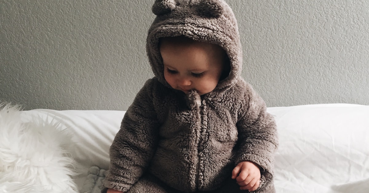 白い布の上に座る赤ちゃん