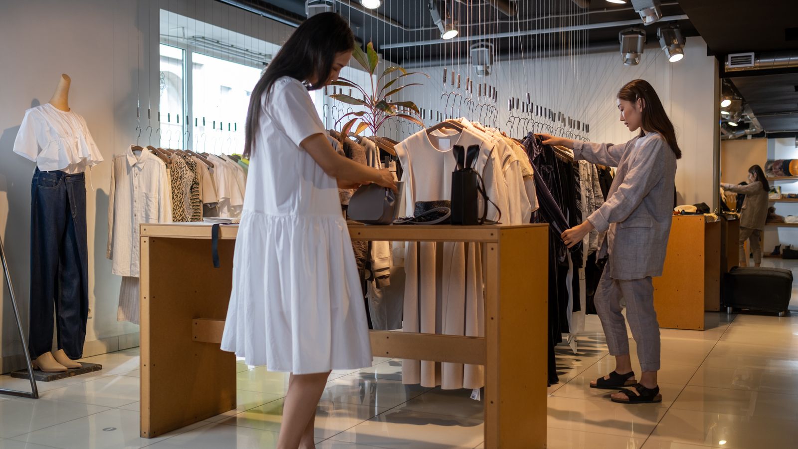 アパレルショップで服を選ぶ様子（実店舗での購入イメージ）