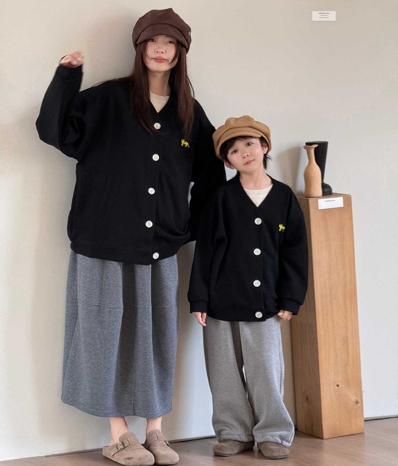 ブラックのどうぶつ刺しゅうスウェットカーディガンを着たママと子ども