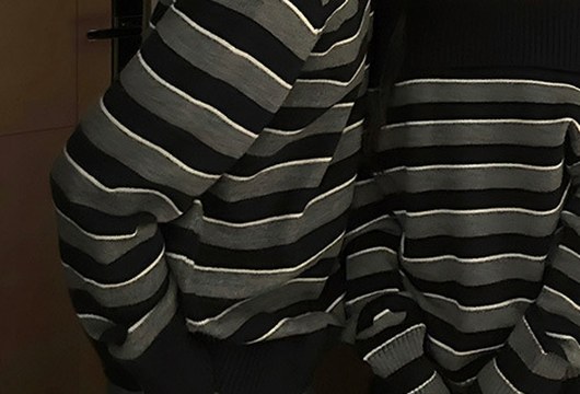 ブラックとカーキグレーのボーダー柄のアップ
