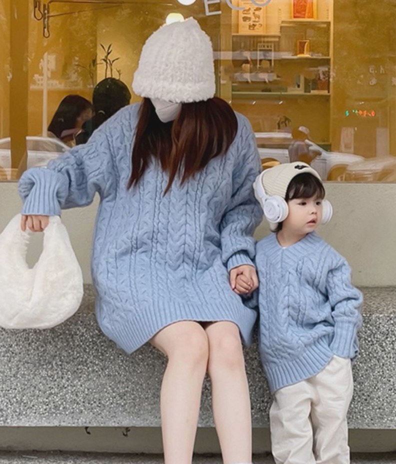 アイスブルーのケーブル編みニットを着たママと子ども