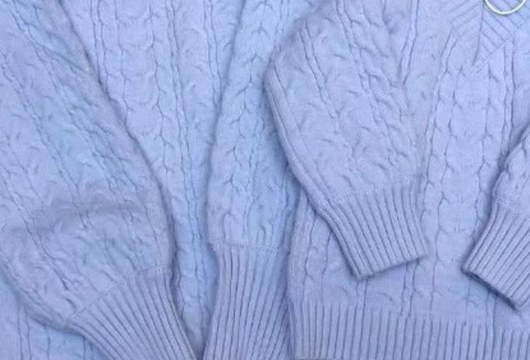 アイスブルーのケーブル編みのアップ