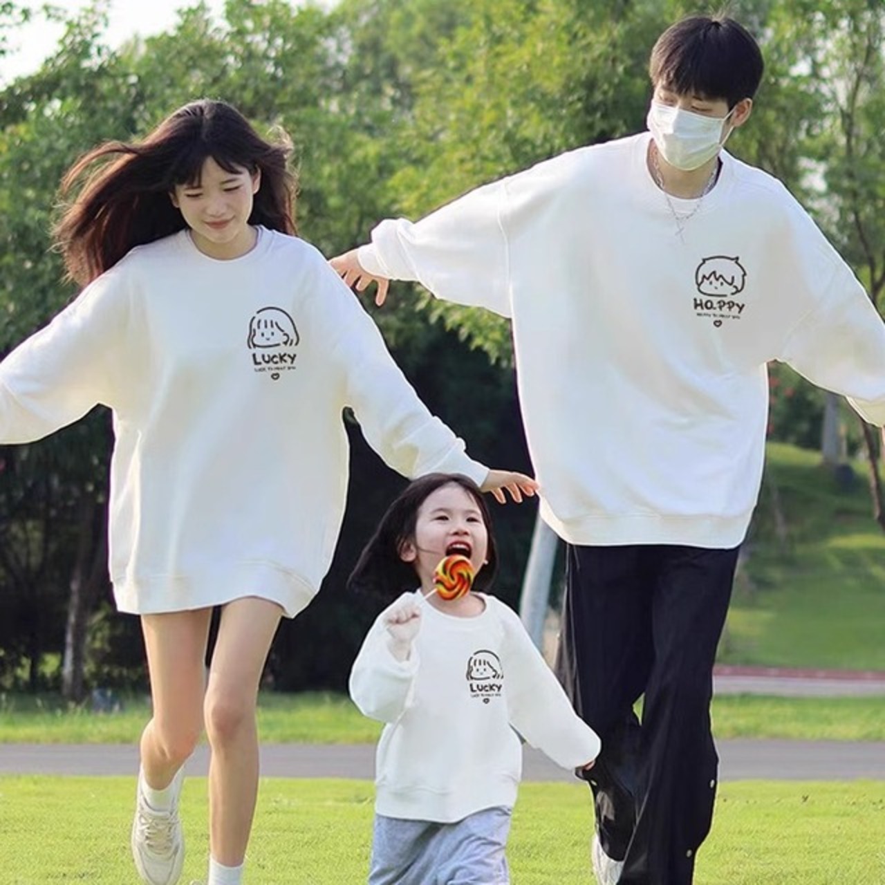親子ペアルック HAPPY & LUCKY 似顔絵ロゴトレーナー
