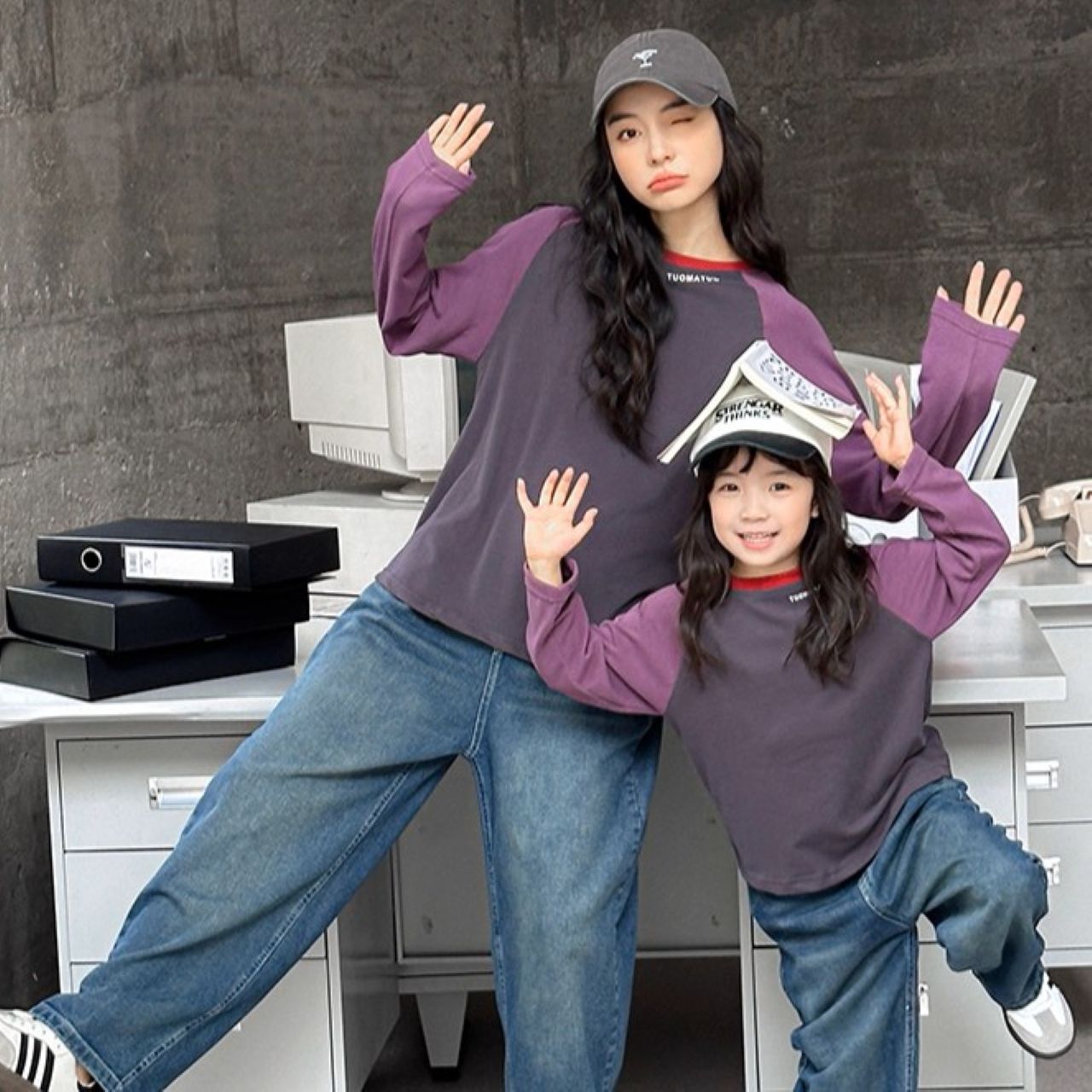 親子ペアルック パープル ラグラン 長袖Tシャツ ロゴ入り おしゃれ