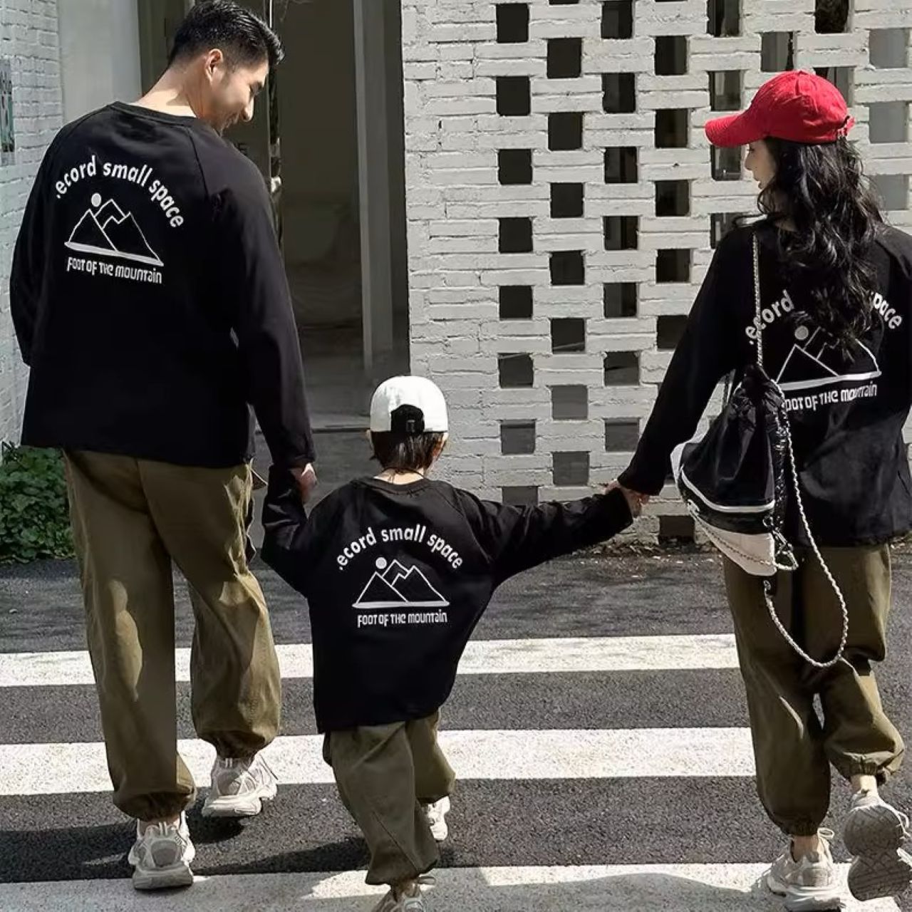 親子ペアルック 長袖Tシャツ アウトドア風 ファミリーお揃い コットンT