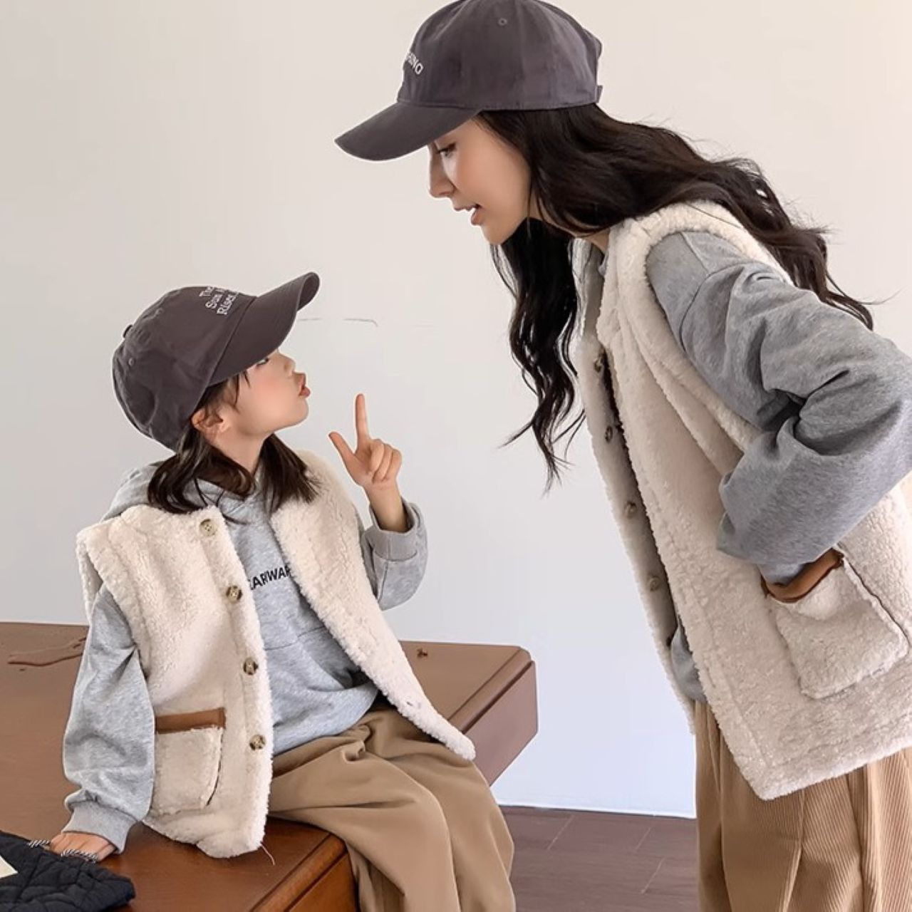 親子ペアルック リバーシブルベスト スエード風×羊毛フリース ファミリーお揃い
