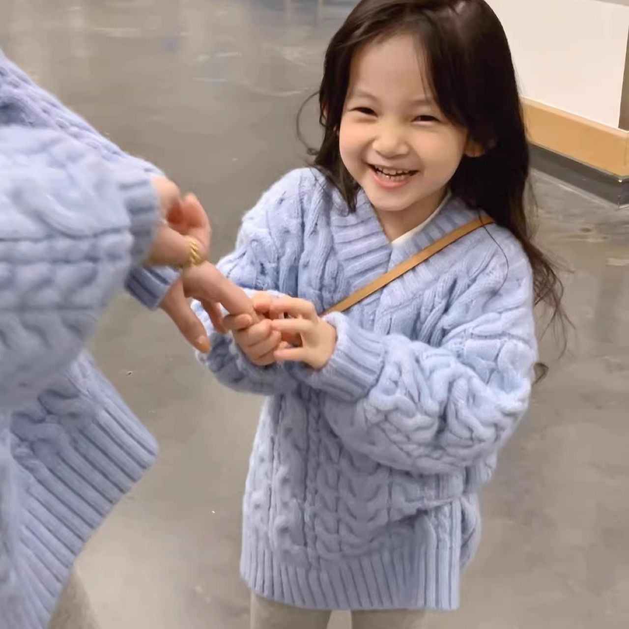 親子ペアルック ニット アイスブルー ざっくりケーブル編み ゆったり カジュアル