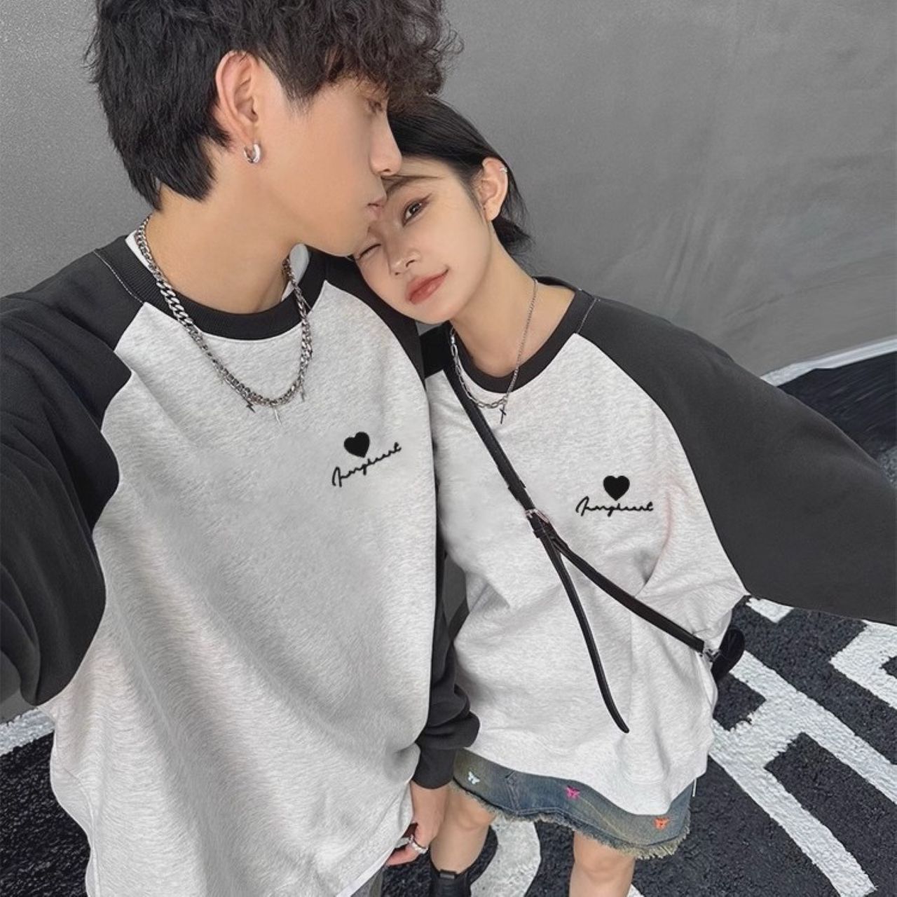 カップルペアルック ハートアクセント ラグラン袖トレーナー【2点セット】