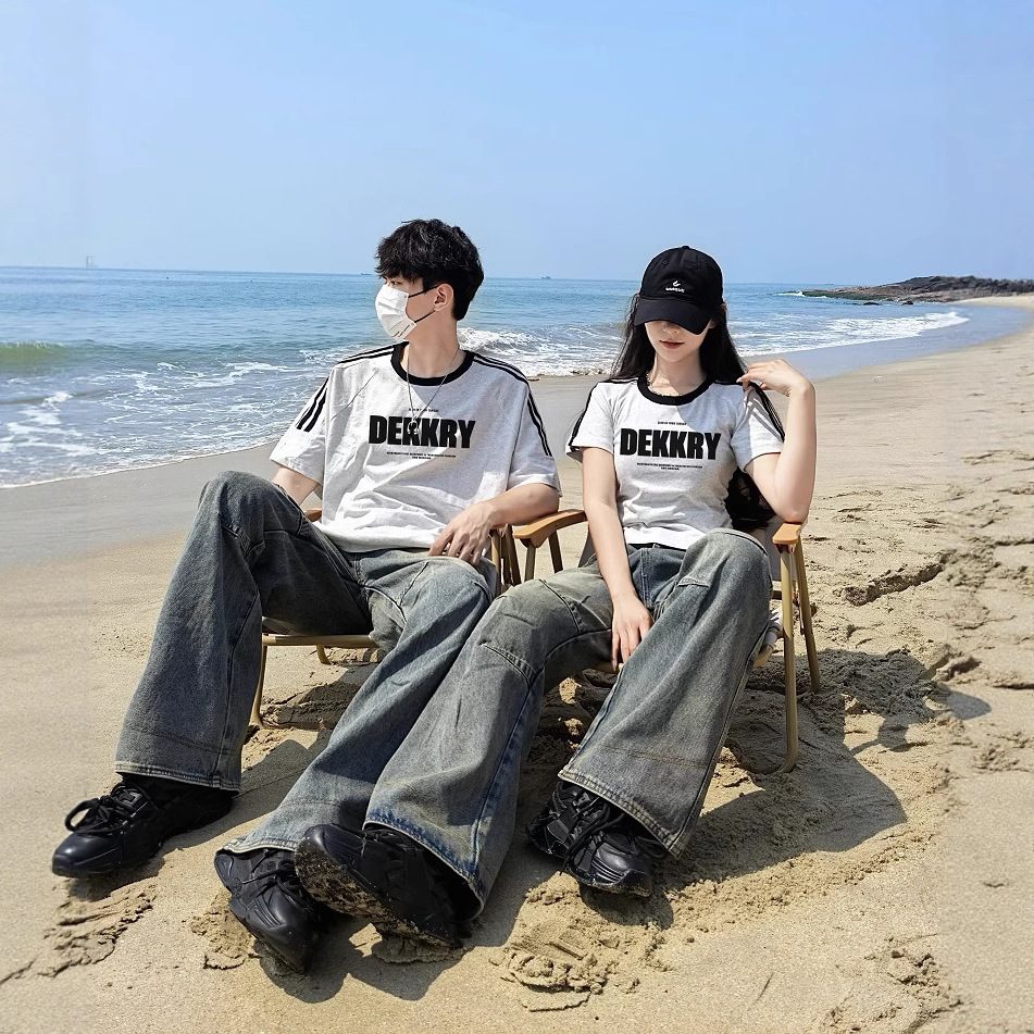 カップルペアルック DEKKRY ビッグロゴTシャツ（オーバーサイズ / クロップド丈）
