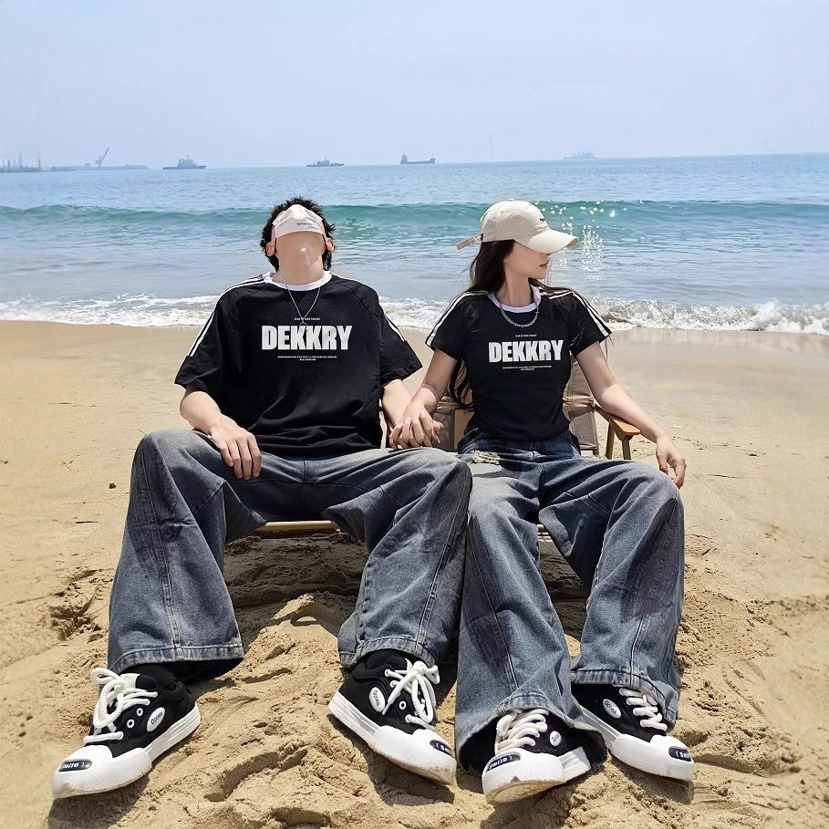 カップルペアルック DEKKRY ビッグロゴTシャツ（オーバーサイズ / クロップド丈）