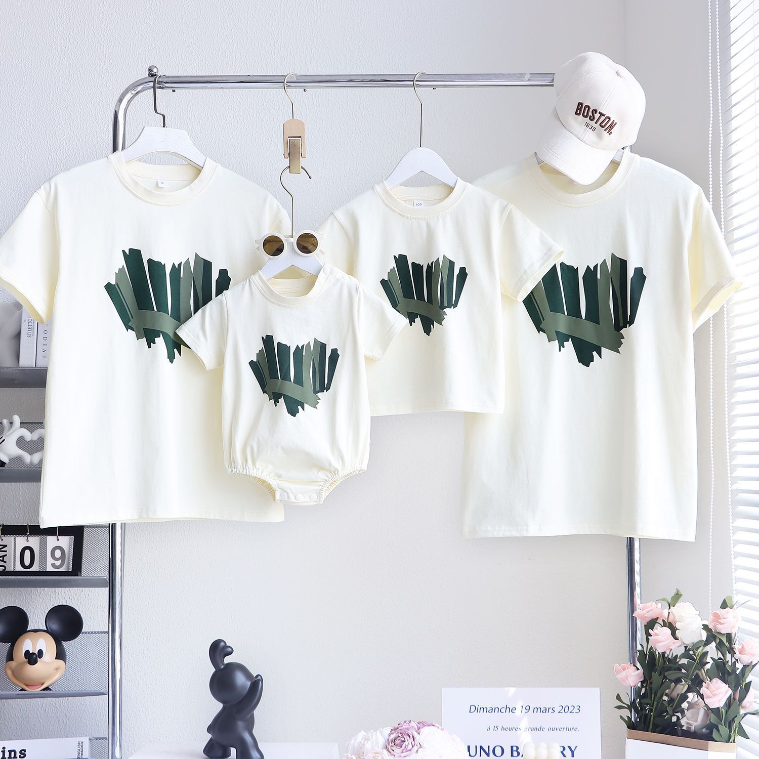  親子ペアルック モダンアート風 グリーンプリント Tシャツ＆ロンパース