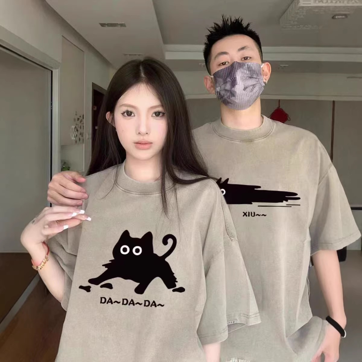 つながる猫物語Tシャツ カーキ【レディース柄】