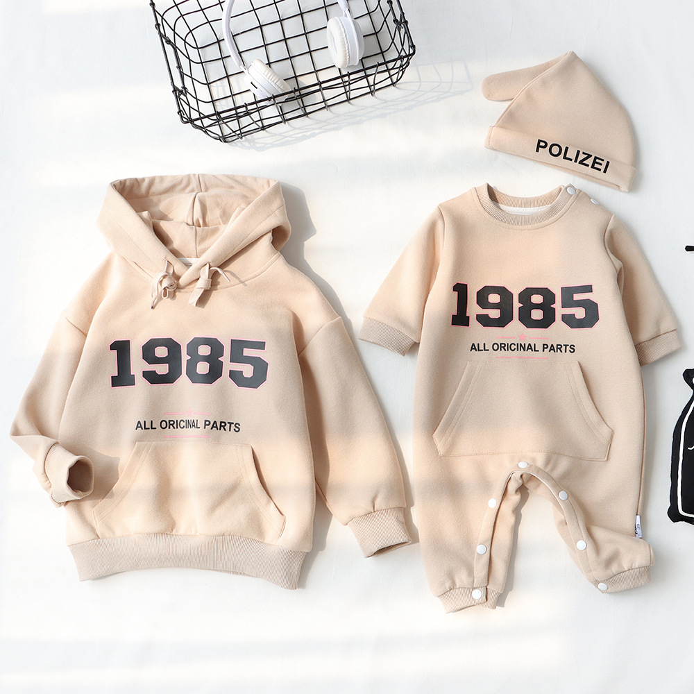 親子ペアルック ナンバリング「1985」ロゴ パーカー＆ロンパース