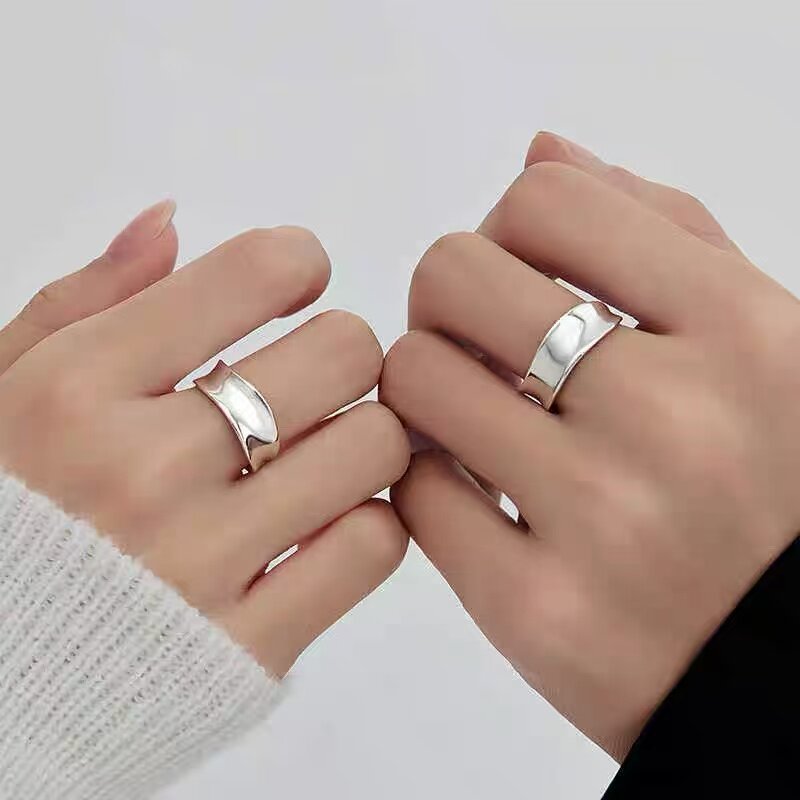 【2点セット】 ペアアクセサリー ウェーブデザイン シンプルリング フリーサイズ