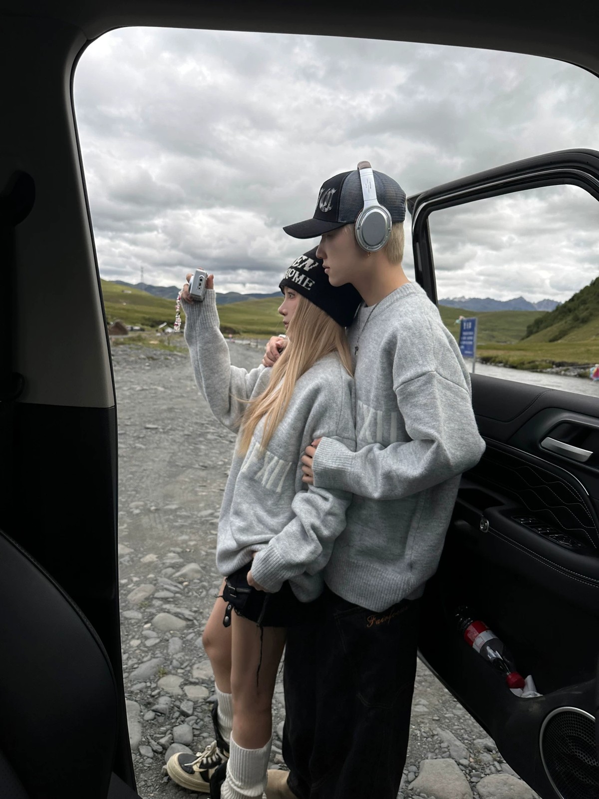 カップルペアルック オーバーサイズ フロントロゴ グレーニット