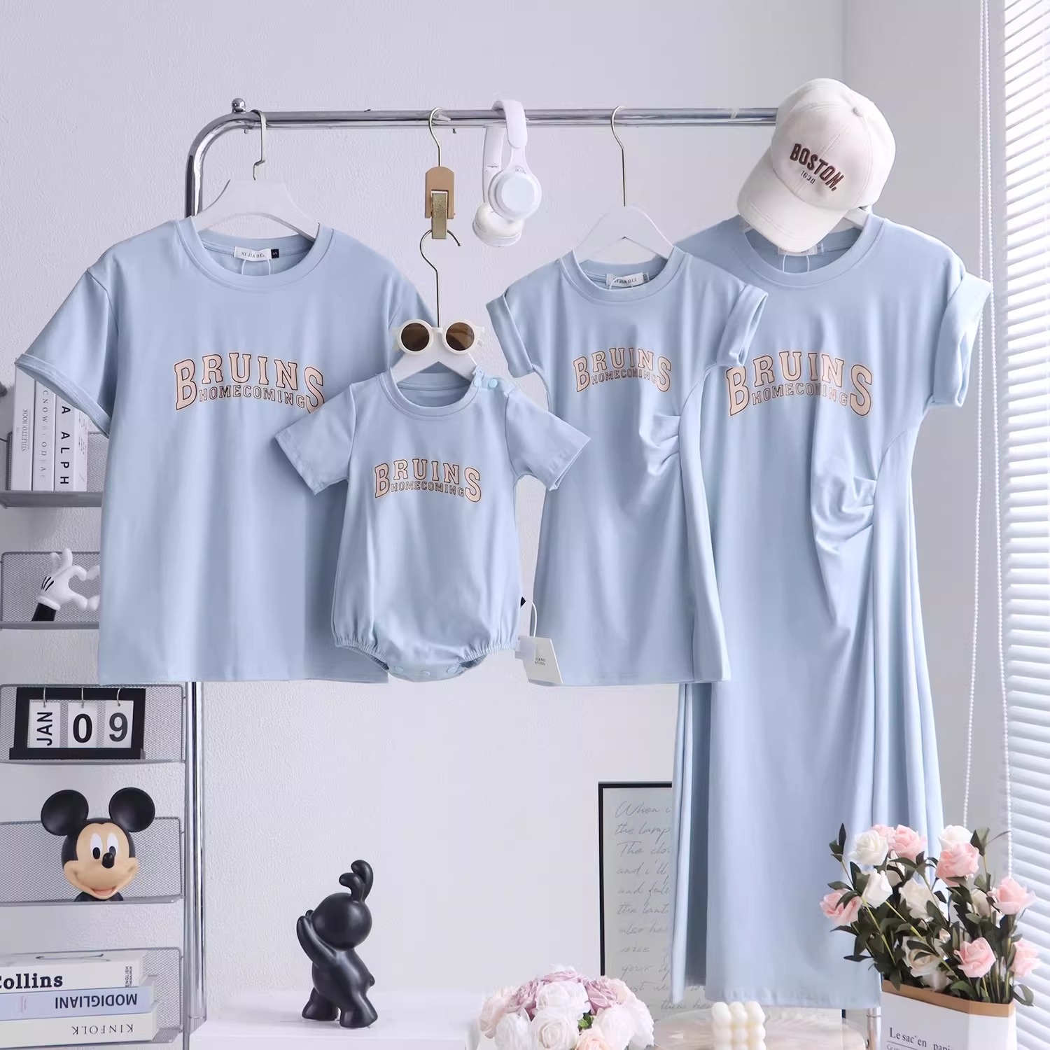親子ペアルック 爽やかブルー カレッジロゴ風 Tシャツ・ワンピース・ロンパース