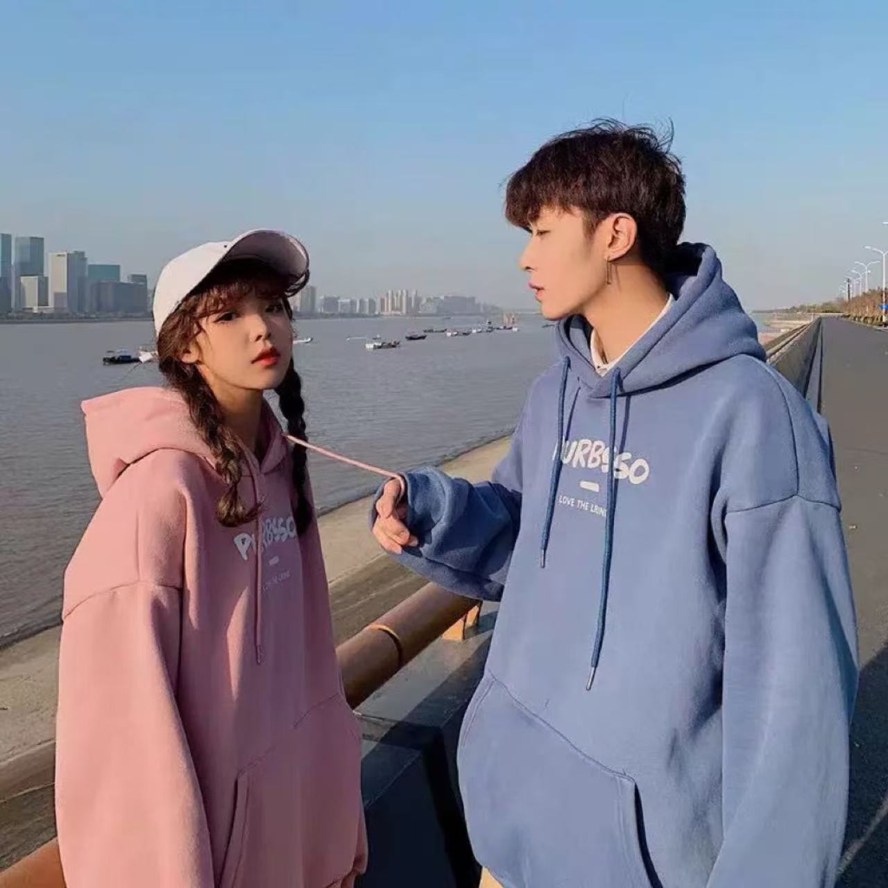 ペアルックコーデ ポイントロゴ パーカー