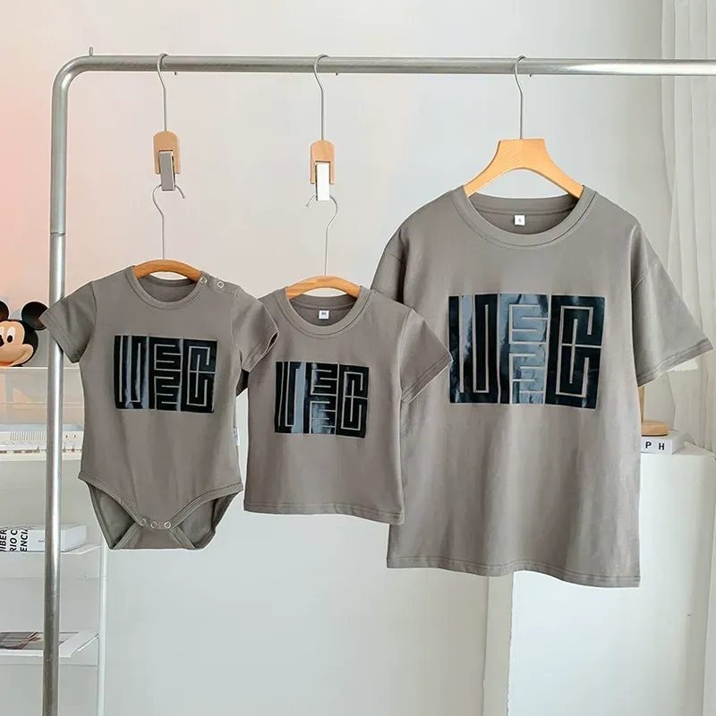 親子ペアルック アーバンジオメトリックロゴ Tシャツ＆ロンパース 
