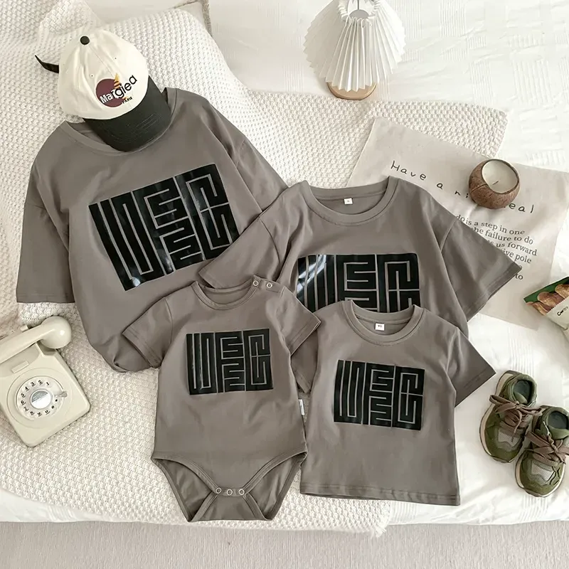 親子ペアルック アーバンジオメトリックロゴ Tシャツ＆ロンパース 