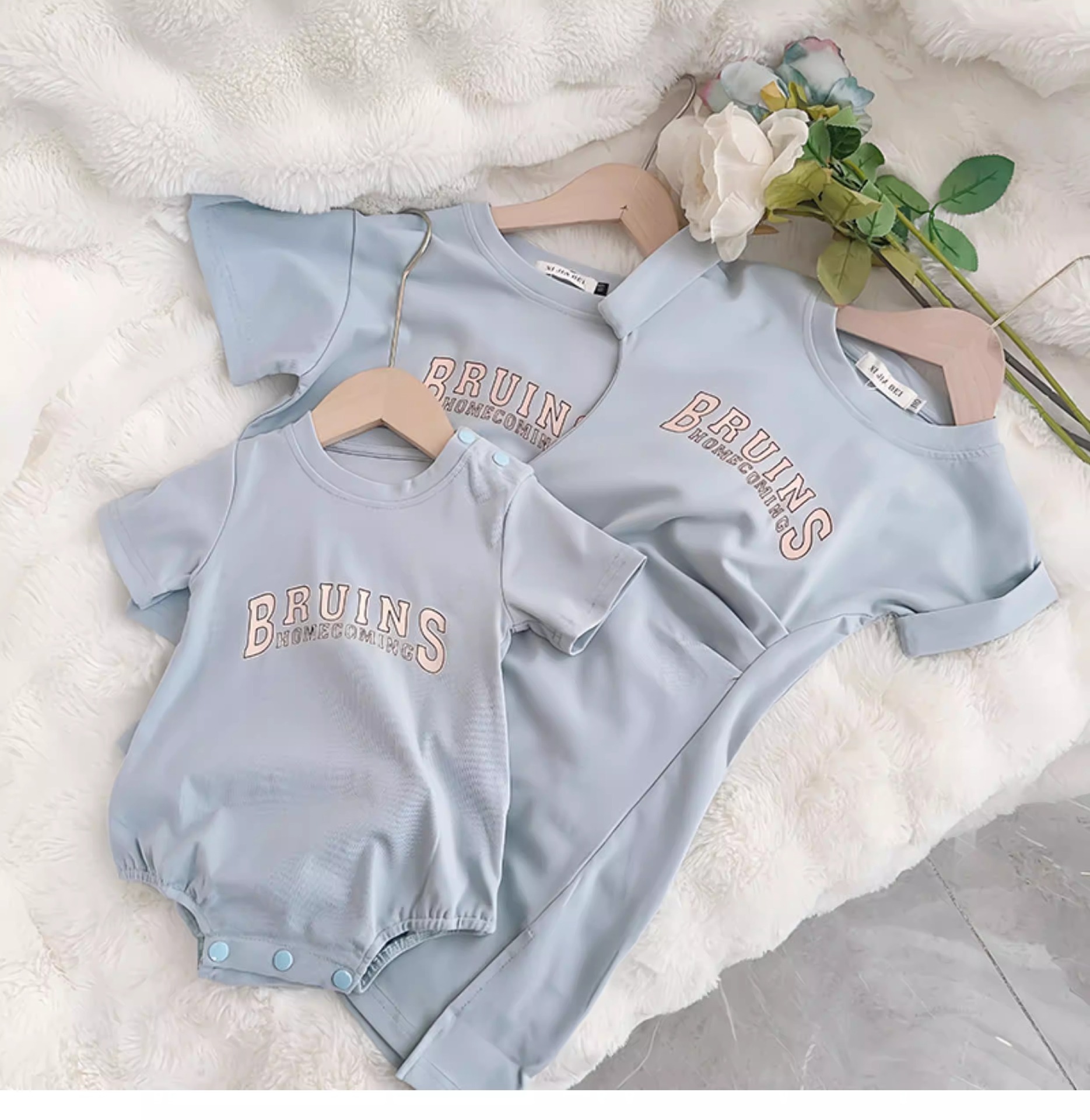 親子ペアルック 爽やかブルー カレッジロゴ風 Tシャツ・ワンピース・ロンパース