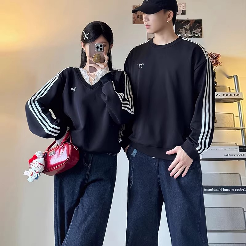 カップルペアルック ブラックトレーナー 袖ライン×リボンレース