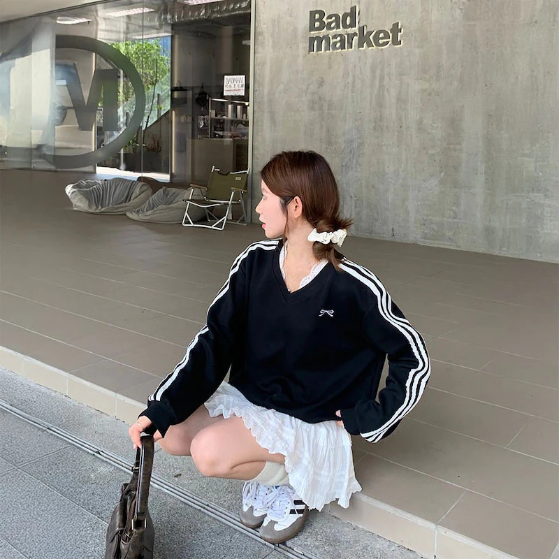 カップルペアルック ブラックトレーナー 袖ライン×リボンレース