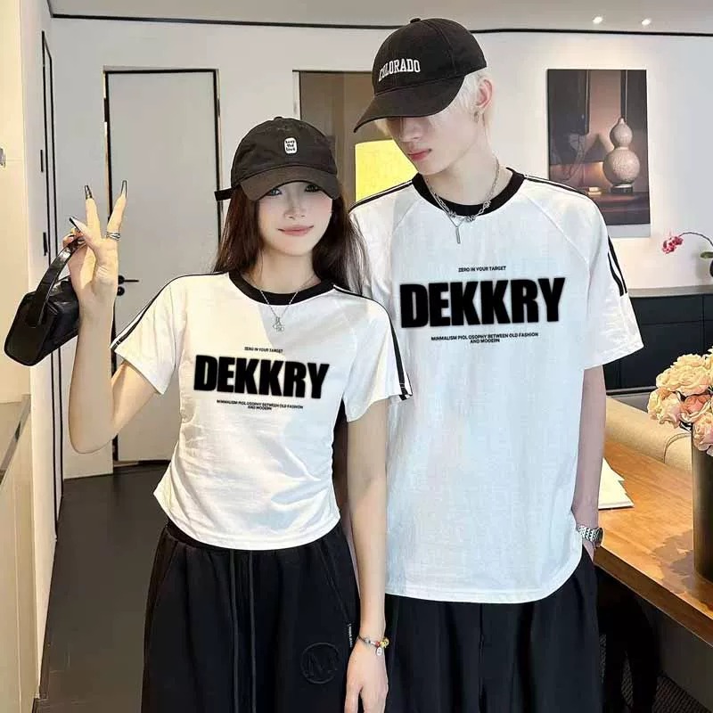 カップルペアルック DEKKRY ビッグロゴTシャツ（オーバーサイズ / クロップド丈）