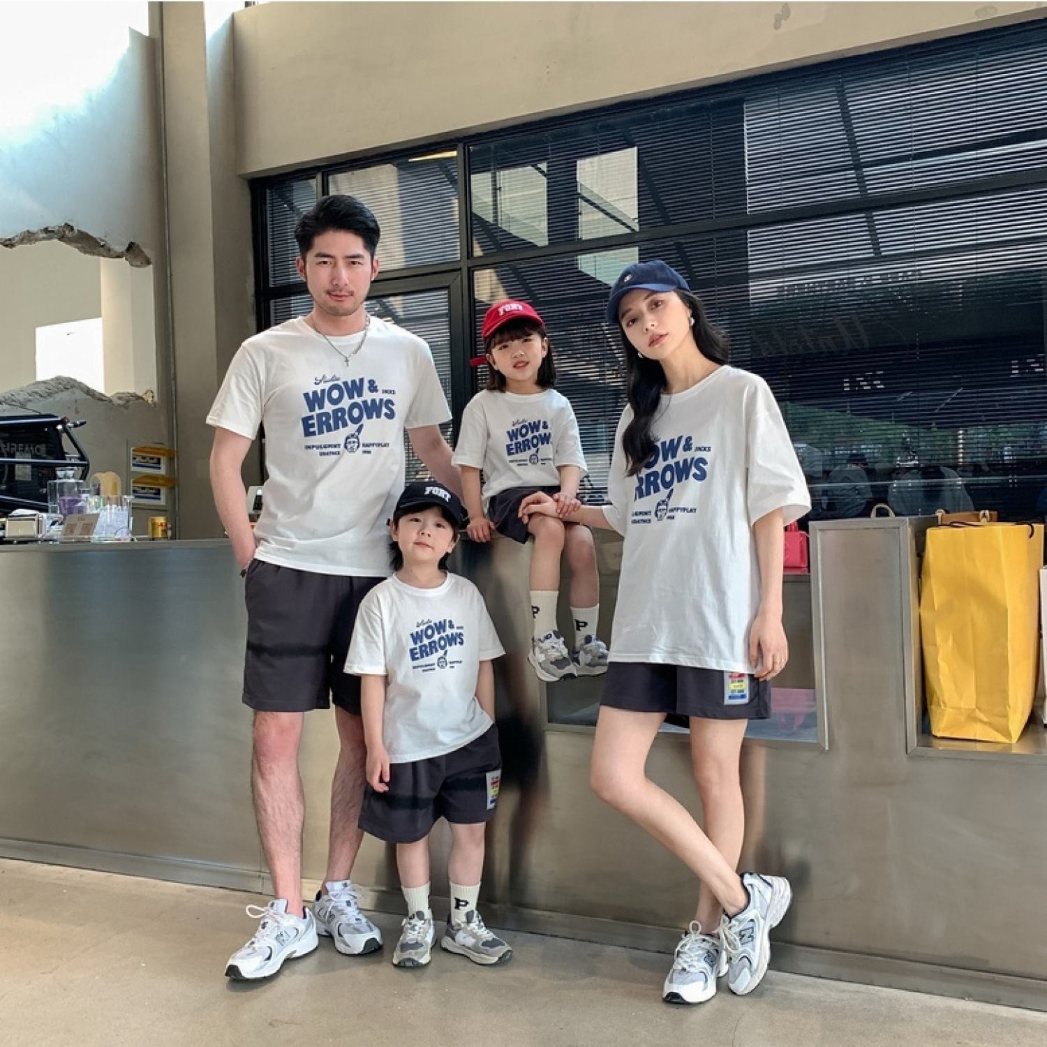 親子ペアルック ヴィンテージ風カレッジTシャツ ～Wow & Arrows～