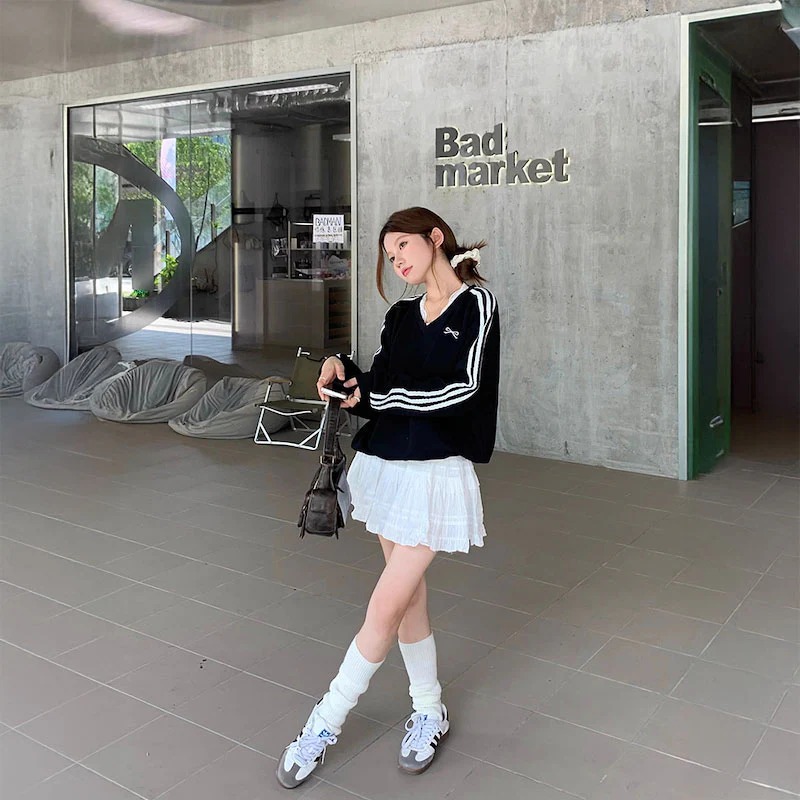 カップルペアルック ブラックトレーナー 袖ライン×リボンレース