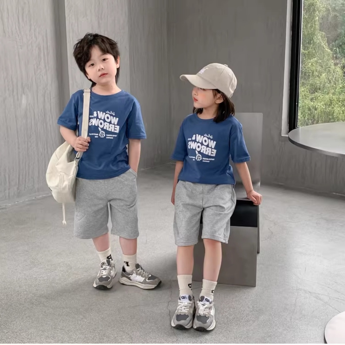 親子ペアルック ヴィンテージ風カレッジTシャツ ～Wow & Arrows～