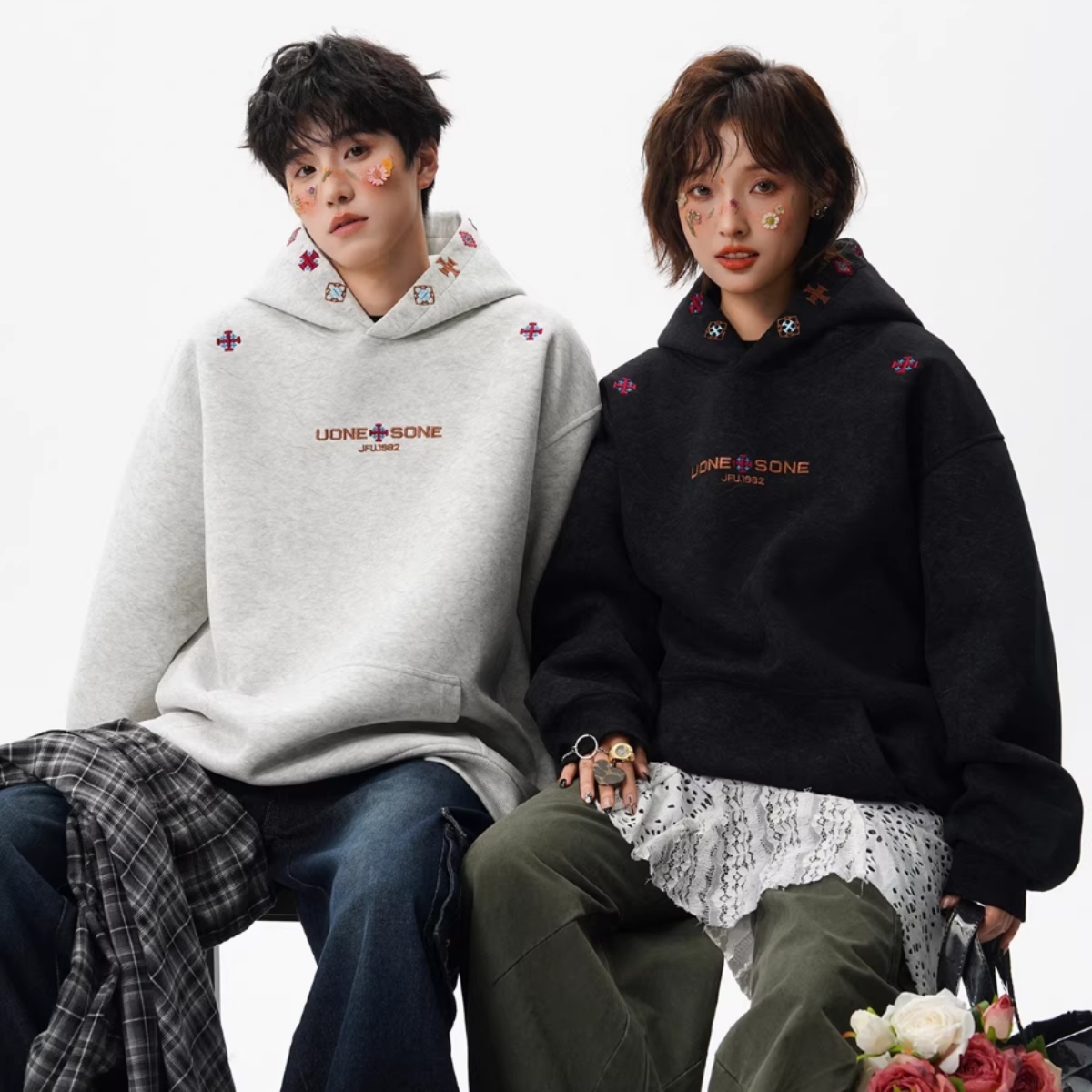 カップルペアルック クロス刺繍ロゴ フーディパーカー ユニセックス