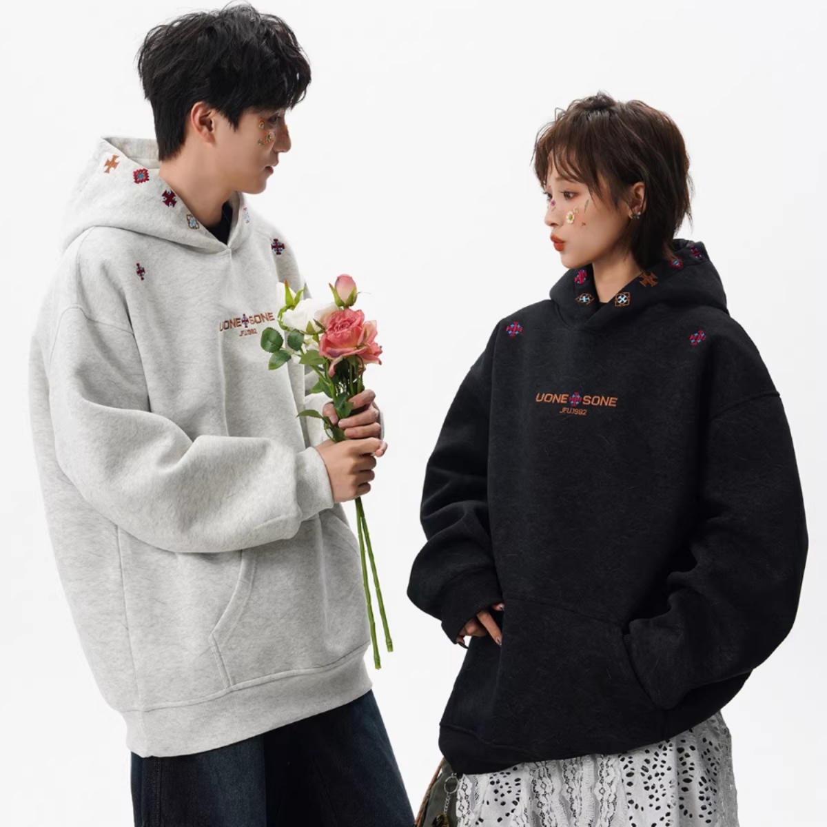 カップルペアルック クロス刺繍ロゴ フーディパーカー ユニセックス